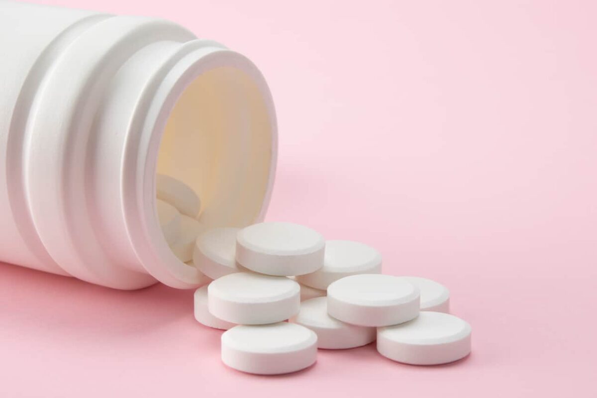 pills-pink-background